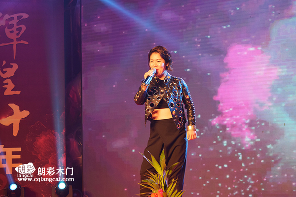 重庆朗彩木门：2017年新春团年会女歌手演唱
